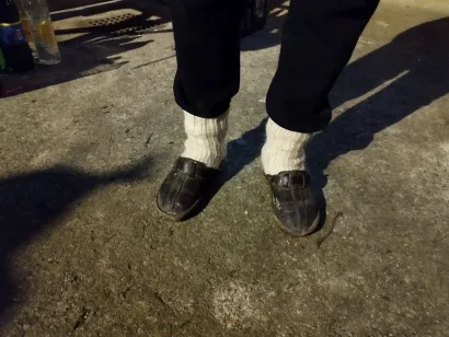 Kod Kržljavaca je sve ležerno i opu&scaron;teno i ne brine se o outfitu pa su zato dozvoljene natikače i suknene, vunene čarape/Foto: Mario Barać