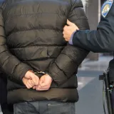 Pijani mu&scaron;karac je u lisicama odveden u policijsku postaju na otrežnjenje/Foto: Sergej Drechsler/CROPIX