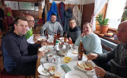 Danijela Ljutak Jureković (druga zdesna) nakon dolaska u dom/Foto: Planinarsko dru&scaron;tvo Petrov vrh