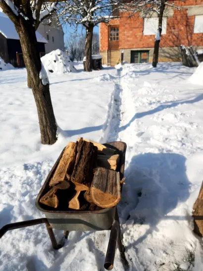 Drva ne smije nedostajati/Foto: Privatni album