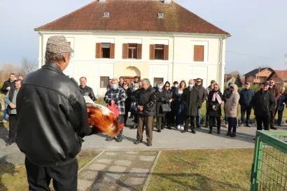 Kao i prija&scaron;njih godina tradicionalnom blagoslovu i licitaciji domaćih životinja prethodila je sveta misa na kojoj se okupilo mno&scaron;tvo mje&scaron;tana Gaja/Foto: Compas