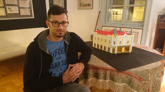 Goran Arbanas iz Pakraca bavi se 3D printanjem i pozira pokraj modela kuće Grgurić/Foto: Mario Barać