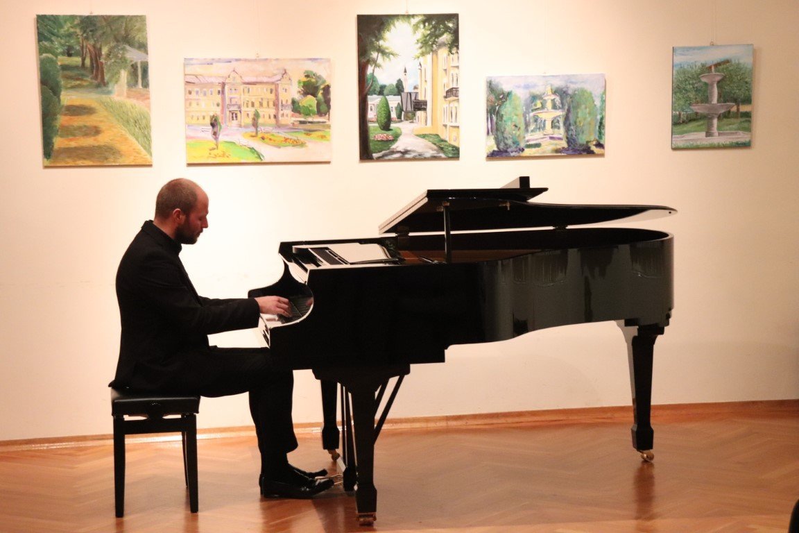 Fotografija: Pijanist Karlo Ivančić nastupa u Multikulturalnom centru u Lipiku