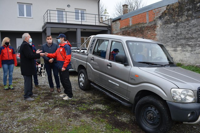 Damir Bajs, župan Bjelovarsko-bilogorske županije uručio je ključeve pick-upa predstavnicima HGSS-a/Foto: BBŽ