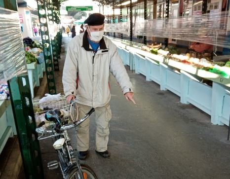 Umirovljenik Zlatko Andri pokazuje mjesto na bjelovarskoj tržnici gdje je pronašao novac / Foto: MojPortal.hr