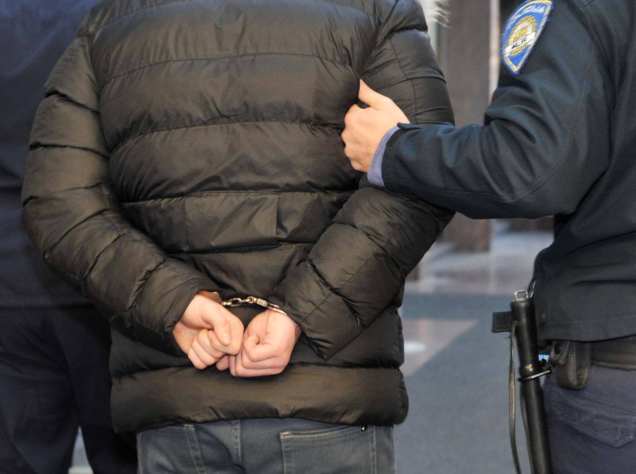 Fotografija: Pijani muškarac je u lisicama odveden u policijsku postaju na otrežnjenje/Foto: Sergej Drechsler/CROPIX