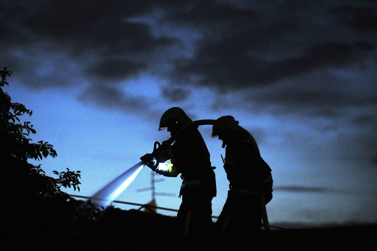 Fotografija: Požar u sušari u Dežanovcu pogasili su lokalni vatrograsci/Foto: Boris Kovačev/CROPIX


 