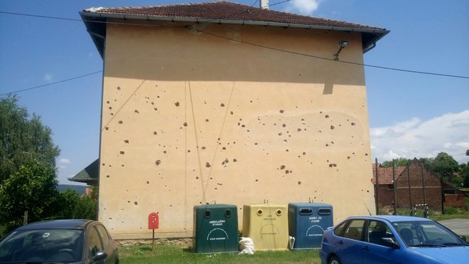 Tragovi gelera nastali za vrijeme Domovinskog rata uskoro će nestati s fasade škole/Foto: BBŽ