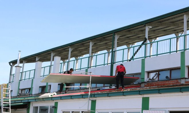 U sklopu projekta „Revitalizacija društvenog centra Pakrac“ krajem listopada je na dijelu gradskog stadiona Pakrac stavljen novi krov / Foto: Pakrački list