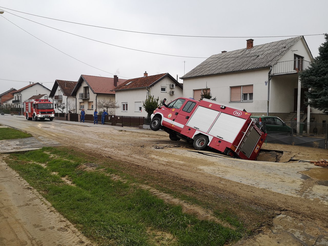 Fotografija: Vatrogasno vozilo upalo je u rupu koja se stvorila nakon što je u ulici pukla vodovodna cijev/Foto: Bjelovar.live