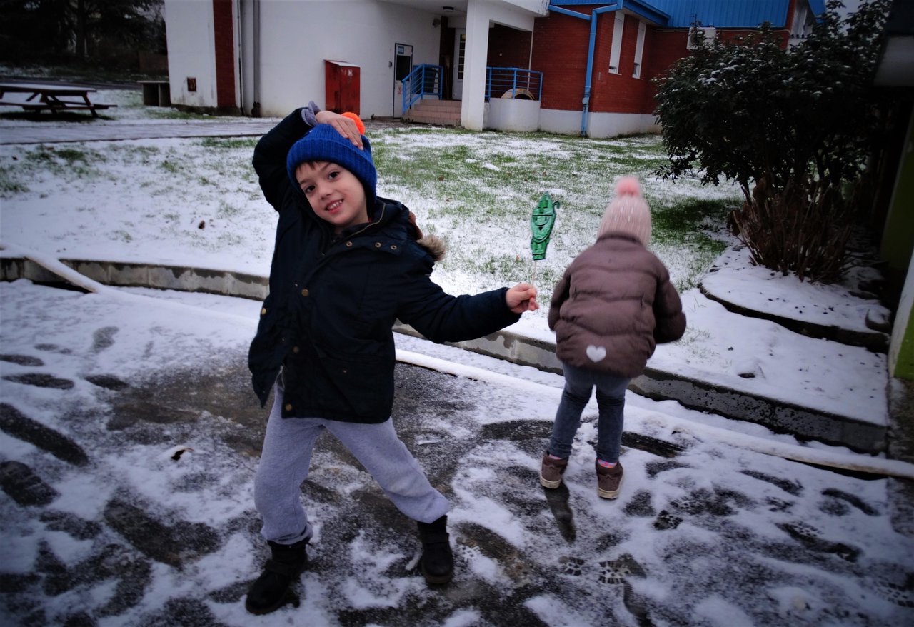 Fotografija: Djeca su jedva dočekala izlazak iz vrtića kako bi se mogla igrati na snijegu/Foto: MojPortal