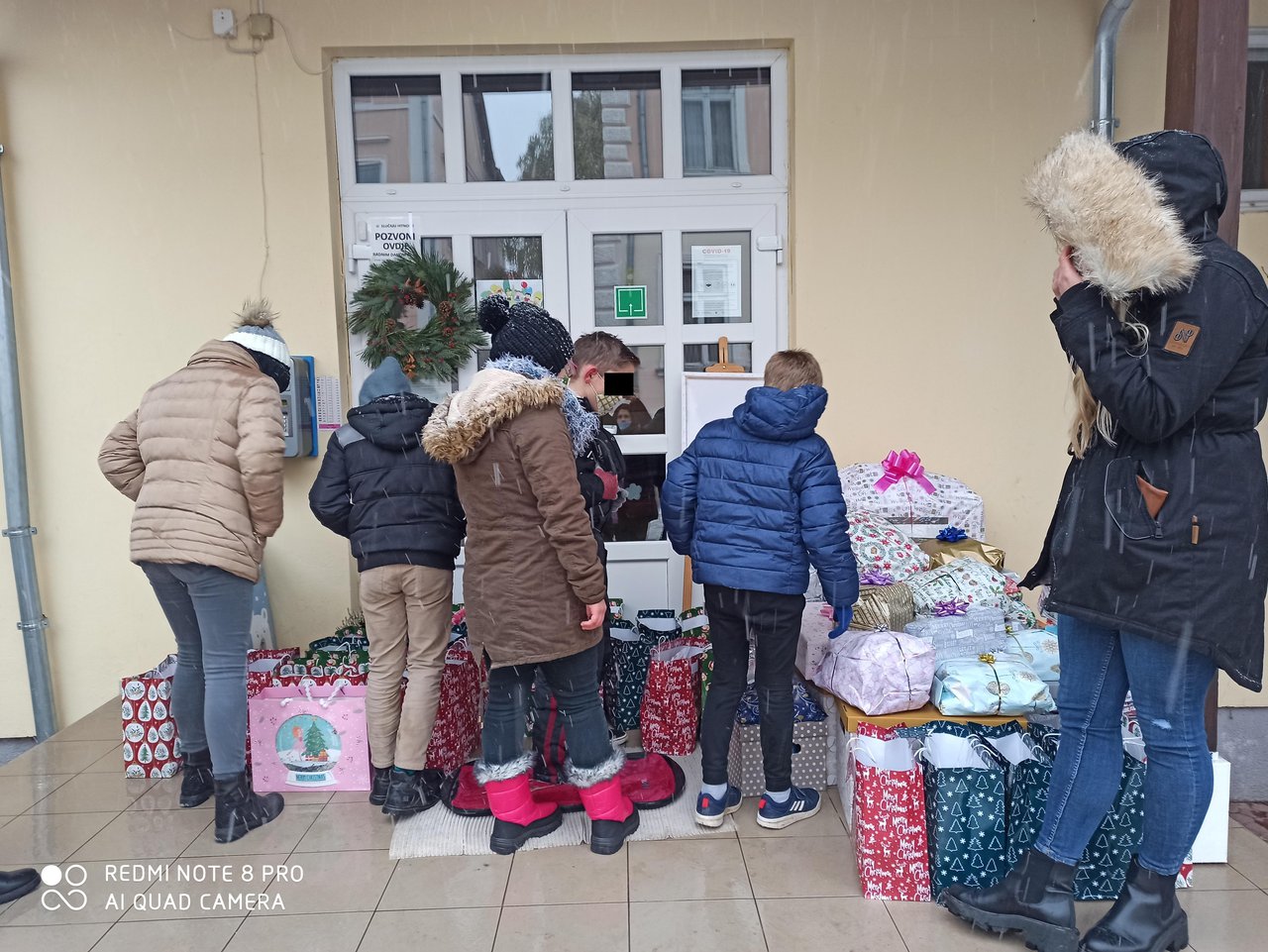 Fotografija: Djeca se vesele darovima koje su im omogućili dobri ljudi iz cijele Hrvatske/Foto: MojPortal.hr