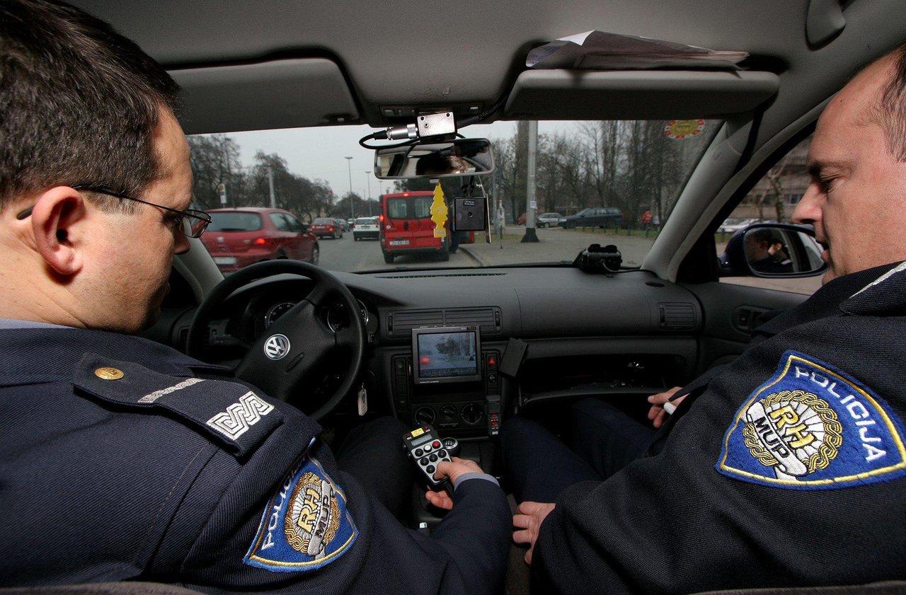 Fotografija: Policijski presretači lovili su vozača starog Opela punih 50 minuta no on im je ipak uspio pobjeći/Foto: Igor Sambolec /CROPIX