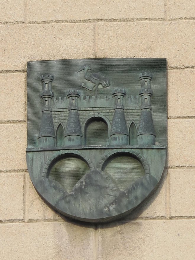 I dan danas ovaj gradski grb stoji na zgradi bivšeg poglavarstva a sadašnje knjižnice a djelo je kipara-klesara Václava Satrape/Foto: Vlatka Daněk