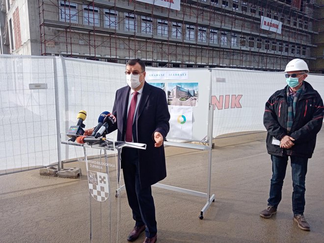 Župan Damir Bajs ispred nove bjelovarske bolnice nakon što su građani odlučili koje će joj boje biti fasada/Foto: Deni Marčinković