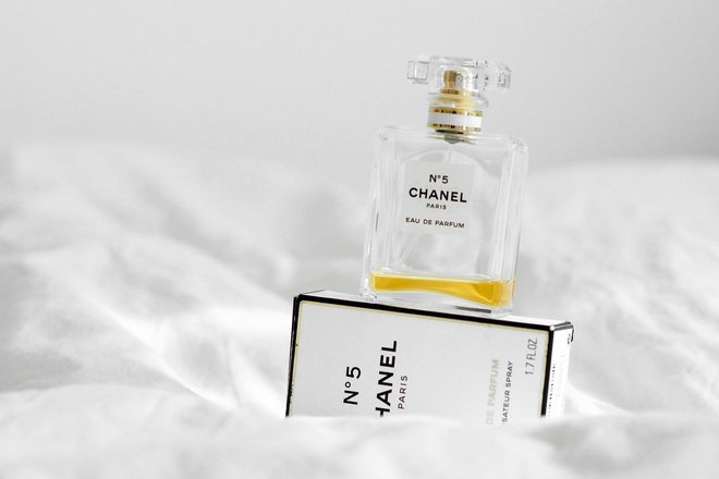 Ako želite da vaš omiljeni parfem traje duže, nemojte ga držati u kupaonici/Foto: Laura Chouette/Unsplash