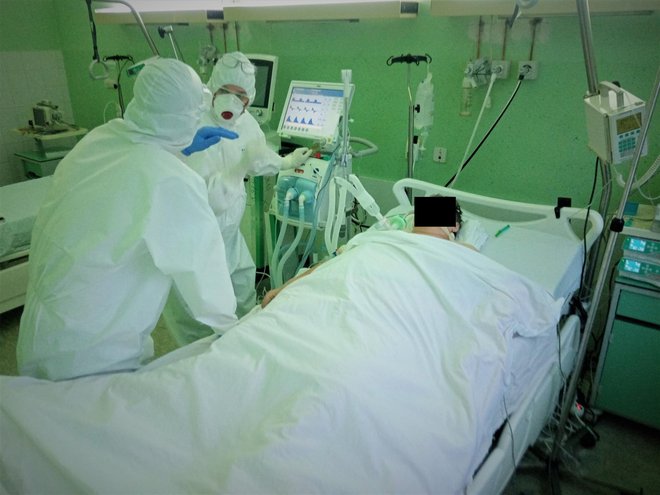 Dvoje medicinskih radnika konzultiraju se oko stanja pacijenta/Foto: Deni Marčinković