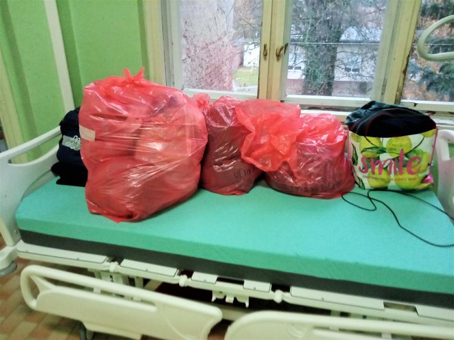 Roba pacijenata stavlja se u crvene vreće/Foto: Deni Marčinković