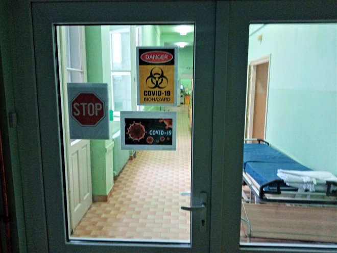 Čak tri upozorenja na ulaznim vratima/Foto: Deni Marčinković