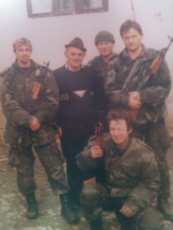 Načelnik Općine Đulovac Drago Hodak (stoji prvi s desna) iz ratnih vremena / Foto: Privatni album