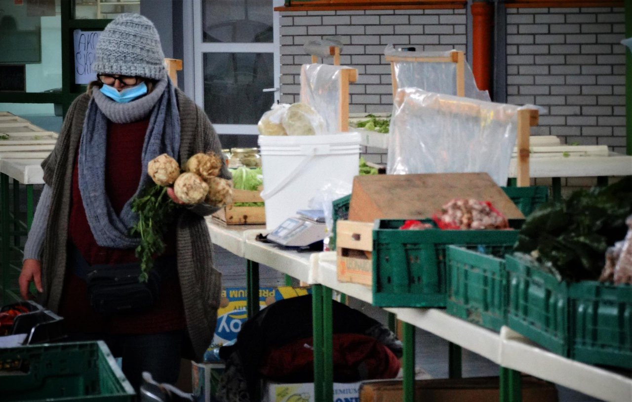 Fotografija: Prodavačica na tržnici drži se epidemioloških mjera/Foto: Nikica Puhalo