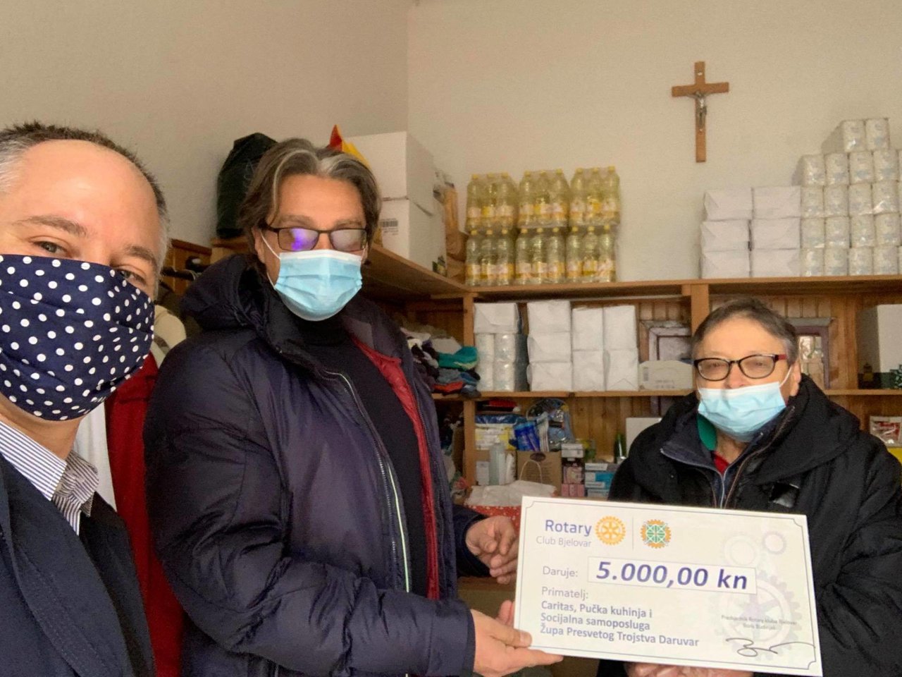 Fotografija: Predsjednik bjelovarskog Rotary kluba, Boris Budinjaš i Igor Valentić predali su u četvrtak donaciju od 5000 kuna daruvarskom Caritasu/Foto: privatni album