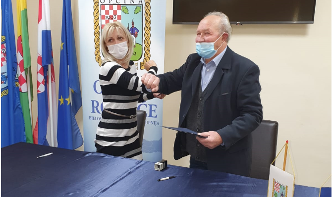 Fotografija: Zamjenica župana Bojana Hribljan potpisala je ugovore s predstvanicima Udruga umirovljenika / Foto: BBŽ