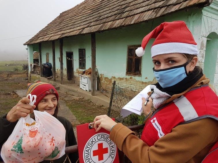 Fotografija: Članica Crvenog križa Garešnica donosi poklon paket jednoj ženi na području Garešnice/Foto: Crveni križ Garešnica