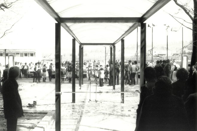 Ulaz u novi hotel Termal na otvaraju, tik prije presijecanja vrpce 1980/Foto: arhiv Damira Valdgonija<br />
 