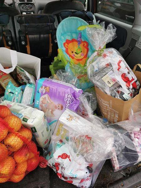 Fotografija: Vlasnica cvjećarnice Andy Andrijana Vinković jedva je u prtljažnik potrpala sve darove koje su dobri ljudi donirali siromašnim obiteljima na daruvarskom području / Foto:Facebook