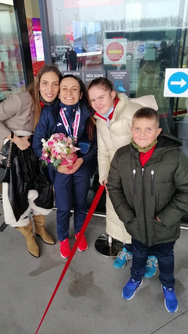Valentina Blažević s članovima obitelji Lopar/Foto: Privatni album