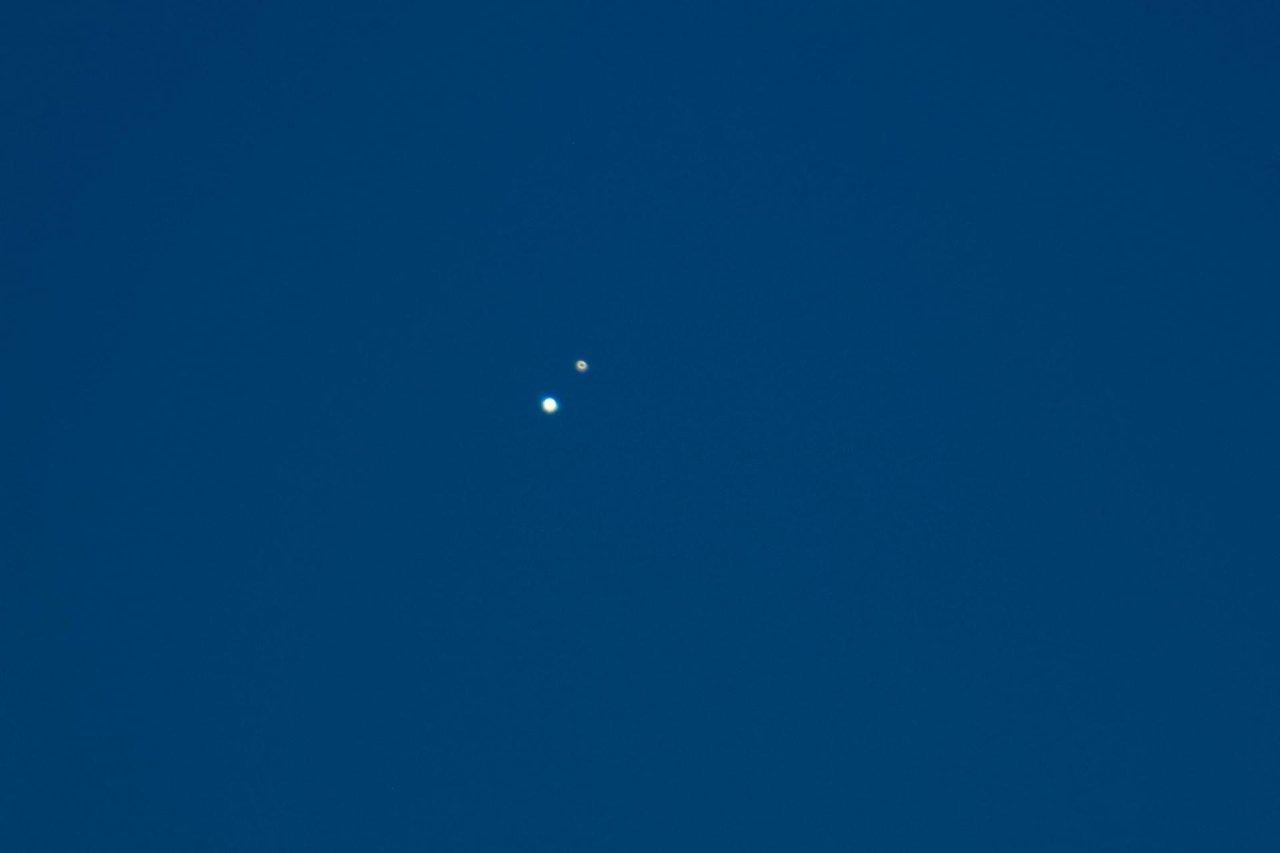 Fotografija: Po zalasku sunca nad jugozapadnim obzorom iznad Dubrovnika pojavila se sjajna "dvostruka zvijezda".To je izuzetno bliska konjunkcija dvaju najvećih planeta Sunčeva sustava, Jupitera i Saturna, a poznata je kao i božićna zvijezda /
Foto: Tonči Plazibat / CROPIX
 