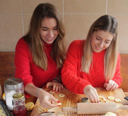 Martina i Matea Klobučar svoje recepte objavljuju na instagram profilu @kao.kuham kojeg su tako nazvale jer su oduvijek pripremale hranu onako "od oka" / Foto: Privatni album