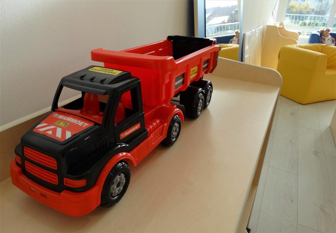 Moćni crveni kamion nestrpljivo čeka da ga netko uzme i provoza / Foto: Nikica Puhalo