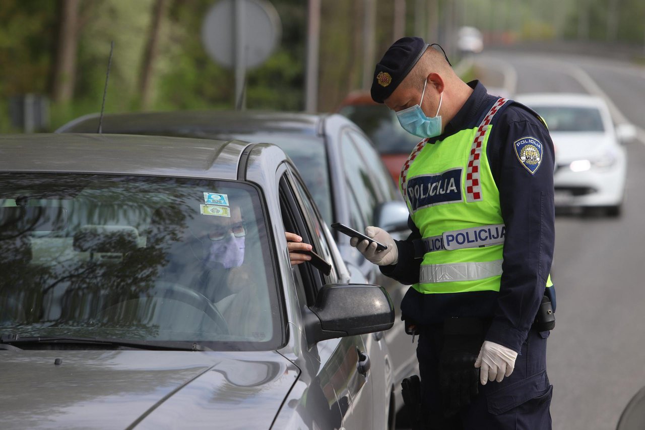 Fotografija: Policija od danas kontrolira promet između županija i puštaju samo one s propusnicama/Foto: Željko Hajdinjak/CROPIX