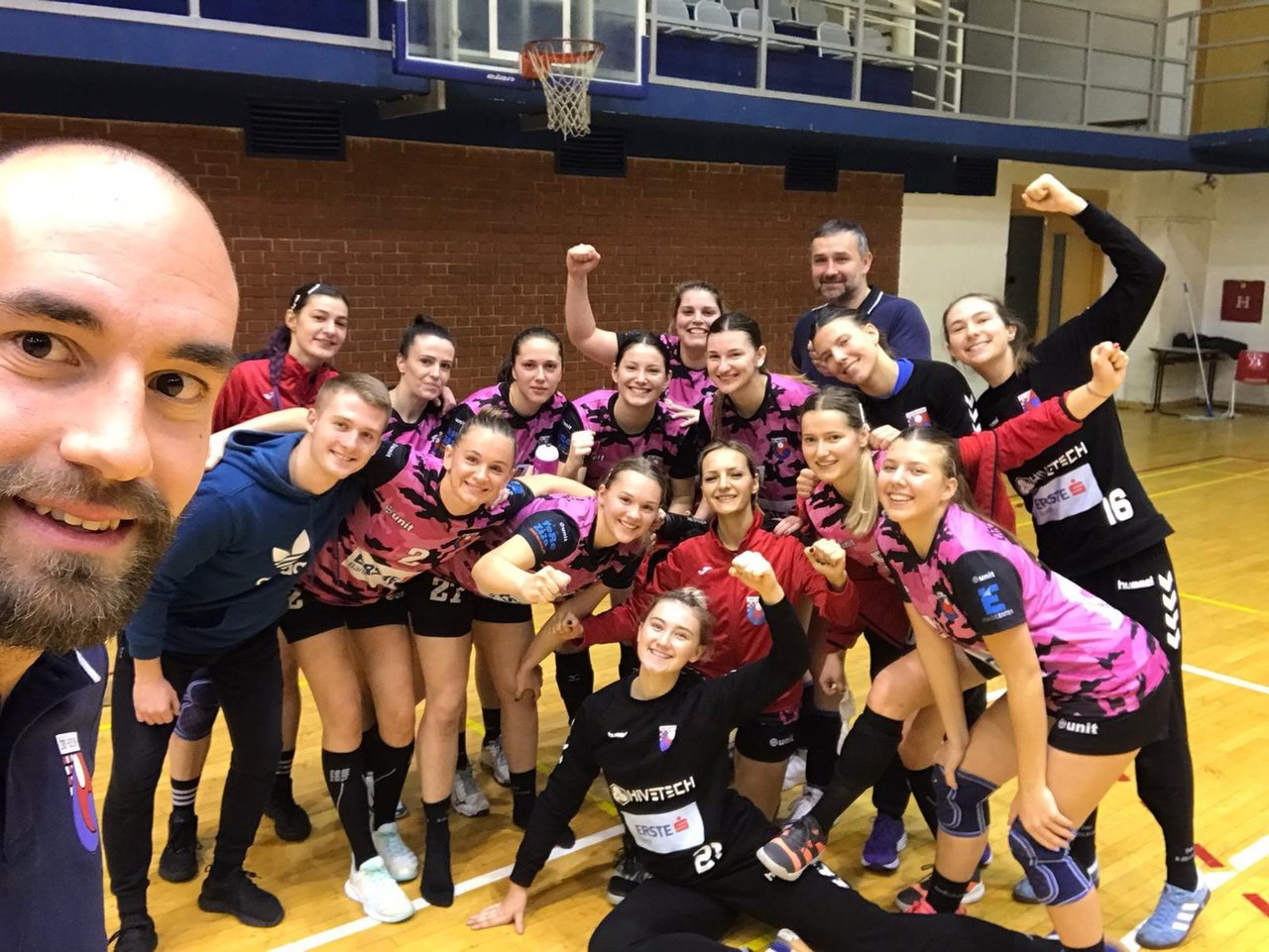 Fotografija: Rukometašice Ženskog rukometnog kluba Bjelovar slave pobjedu nad ekipom Čakovca/Foto: Facebook ŽERK BJelovar