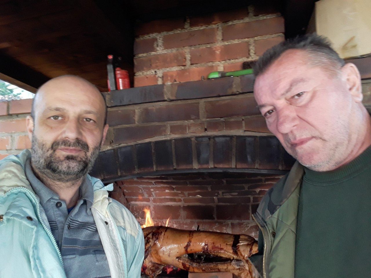 Fotografija: Mario Plažanin i Željko Čavlović ispekli su dvije pečenice. I oni se čude jer im je prije dvorište prijašnjih Tucindana bilo puno, a ove godine ih je obišlo samo dvoje ljudi/Foto: Privatni album
