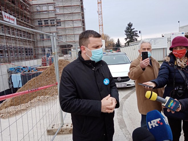 Bjelovarski gradonačelnik Dario Hrebak daje izjavu medijima nakon prvog cijepljenja protiv korone u Bjelovaru/Foto: Deni Marčinković