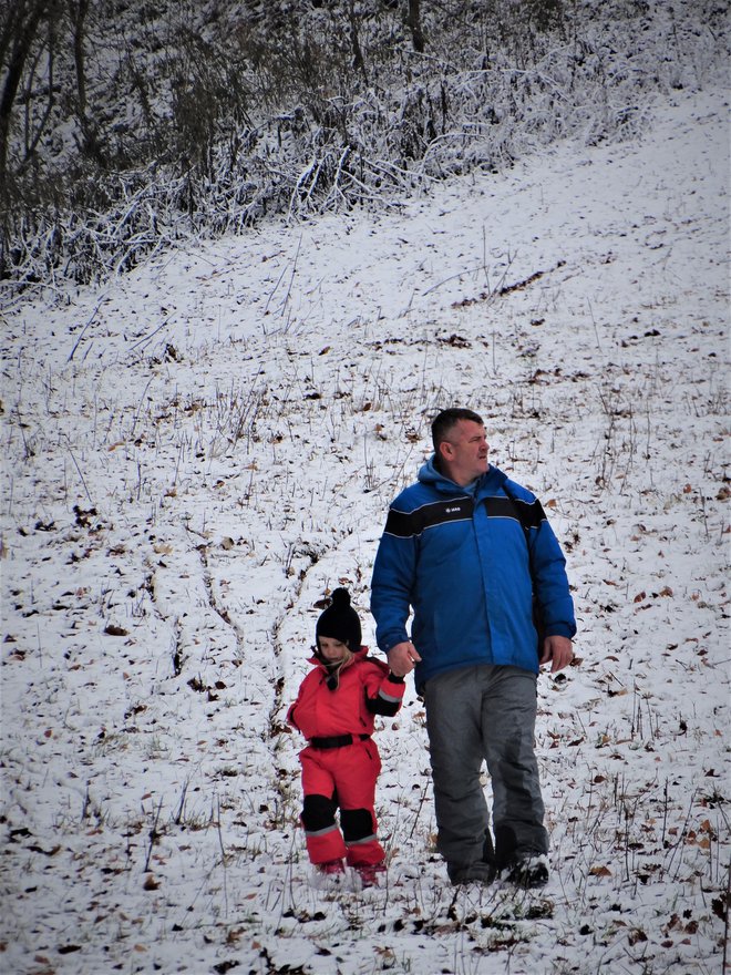 Stanislav Anić i njegova kćer Viktoria spuštaju se niz skijašku stazu, ali bez skija / Foto: Nikica Puhalo