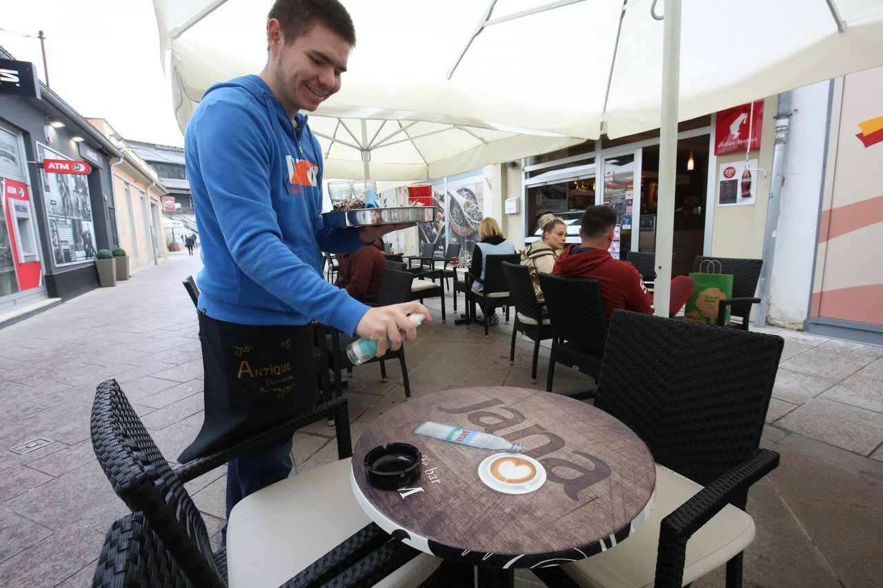 Fotografija: Dezinfekcija stola u kafiću nakon svakog gosta zapravo je bila bespotrebna? / Foto: Goran Šebelić/CROPIX