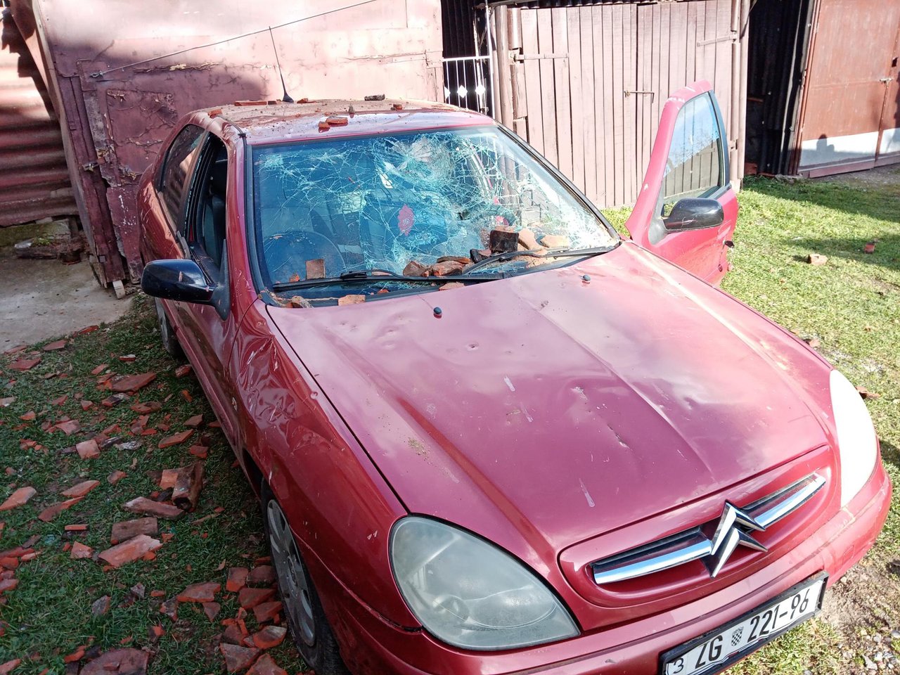 Fotografija: Automobil na kojega je pao dio zida obiteljske kuće/Foto: Deni Marčinković