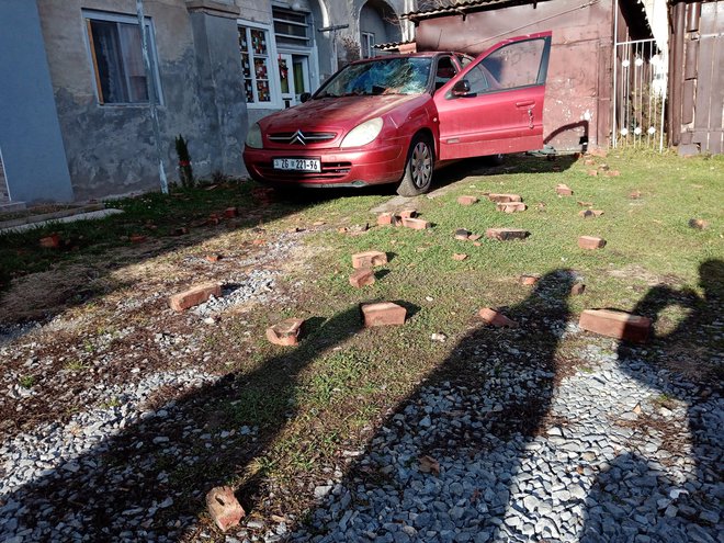 Automobil na kojega je pao dio zida obiteljske kuće/Foto: Deni Marčinković