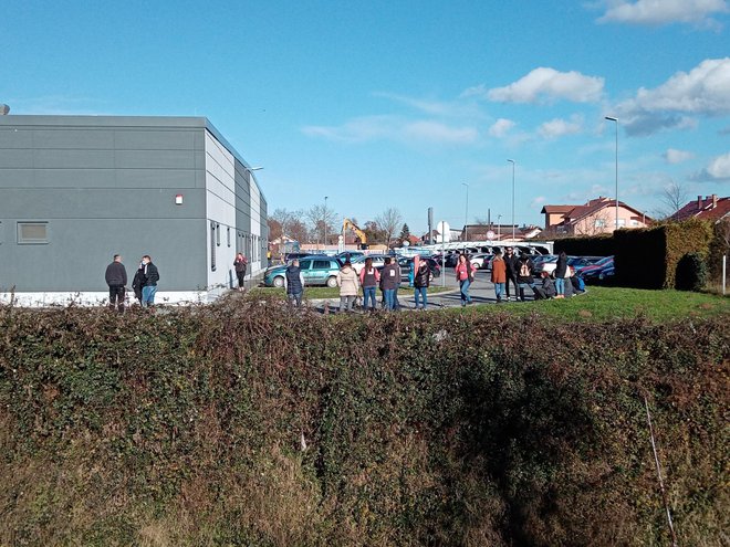 Uplašeni kupci i djelatnici Kauflanda izašli su na otvoreno/Foto: Deni Marčinković