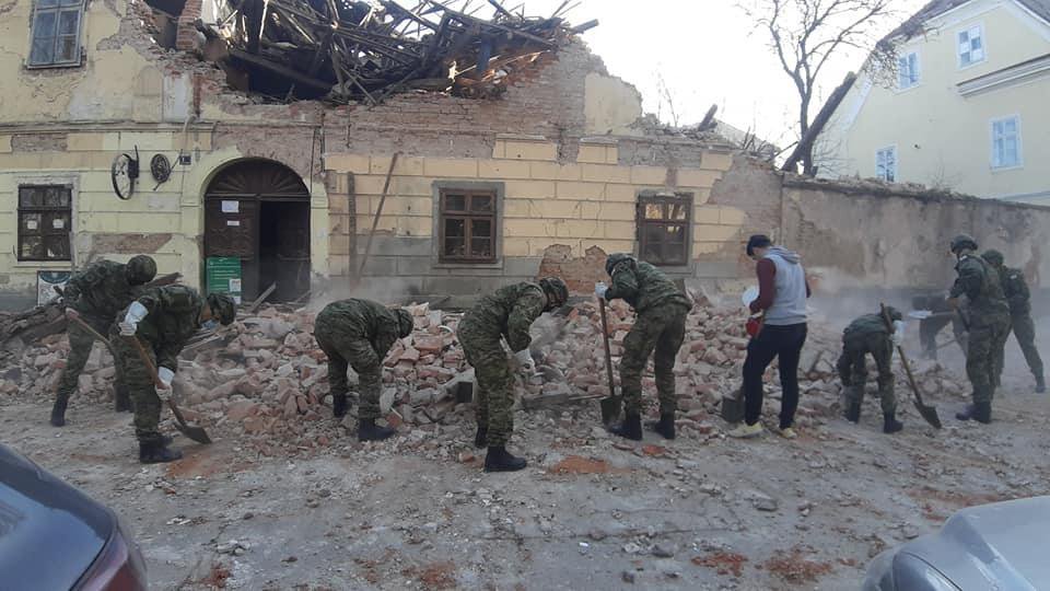 Fotografija: Vojska pomaže građanima Petrinje nakon razornog potresa koji ih je pogodio u utorak u 12.20 sati /Foto: Mario Pušić /Cropix