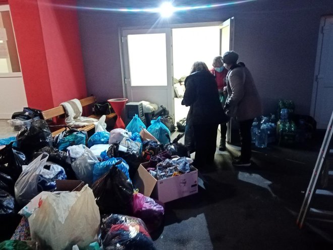 Jedna se prostorija u Crvenom križu Bjelovar u manje od dva sata napunila stvarima koje su ljudi donijeli za stradale u potresu u Petrinji/Foto: Deni Marčinković