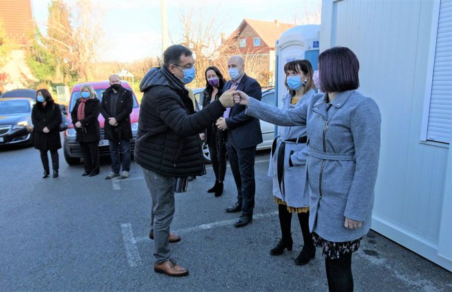 Pandemijski pozdrav župana Bajsa i osoblja daruvarskog doma na početku sastanka/Foto: Nikica Puhalo