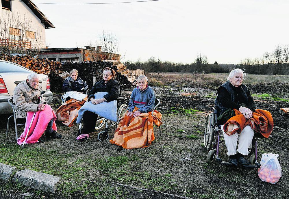 Fotografija: Starice i starci iz Majskih Poljana kod Gline noć su proveli ispred svojih kuća razrušenih potresom/Foto: Damir Krajač/CROPIX