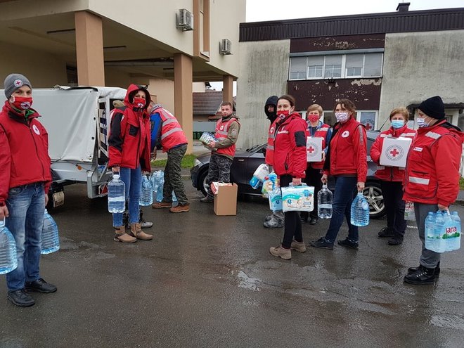 Vrijedni volonteri Crvenog križa Garešnica neumorno prikupljaju pomoć i šalju je potrebitima u susjednu županiju/Foto: Crveni križ Garešnica