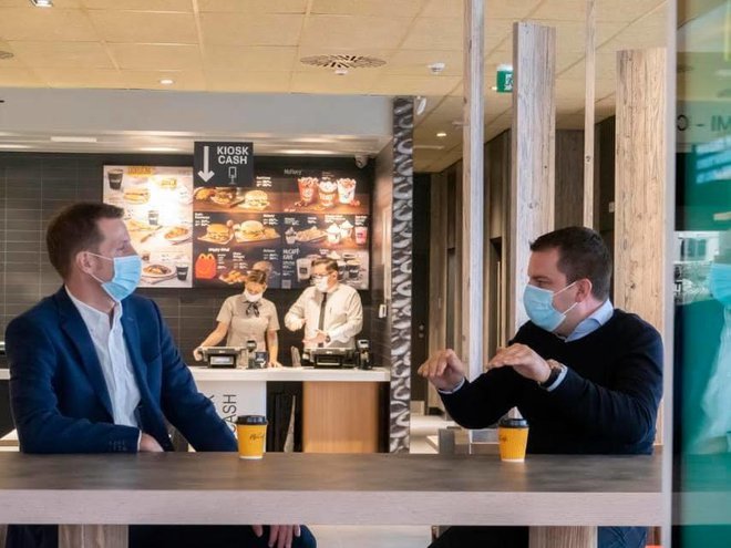Gradonačelnik Dario Hrebak na otvaranju McDonald'sa u Bjelovaru s regionalnim direktorom McDonald'sa Pavelom Pavličekom/Foto: McDonald's