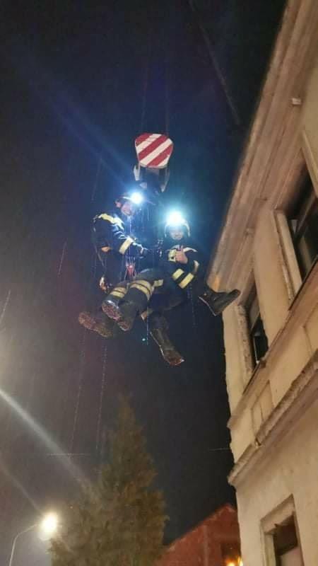 Vatrogasne snage iz cijele Hrvatske danonoćno pomažu ljudima u Petrinji, Glini, Sisku i okolici/Foto: Facebook/Vatrogasci-Oni su naši heroji